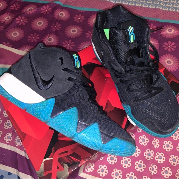 Gently Worn Navy Kyrie Irving 4 Youth Size 6.5 - Picture 3 of 5